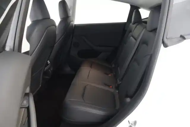 Valkoinen Maastoauto, Tesla Model Y – ZOS-724