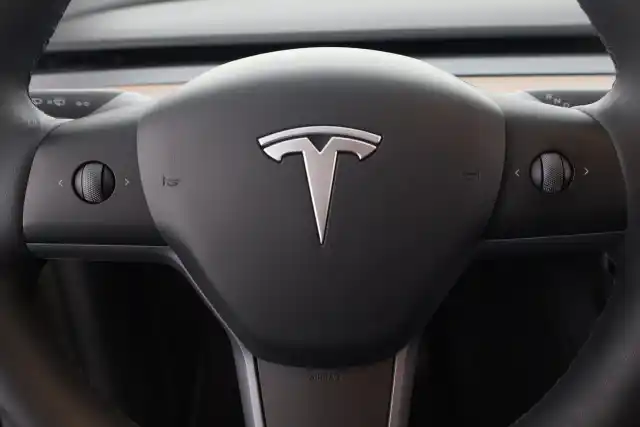 Valkoinen Maastoauto, Tesla Model Y – ZOS-724