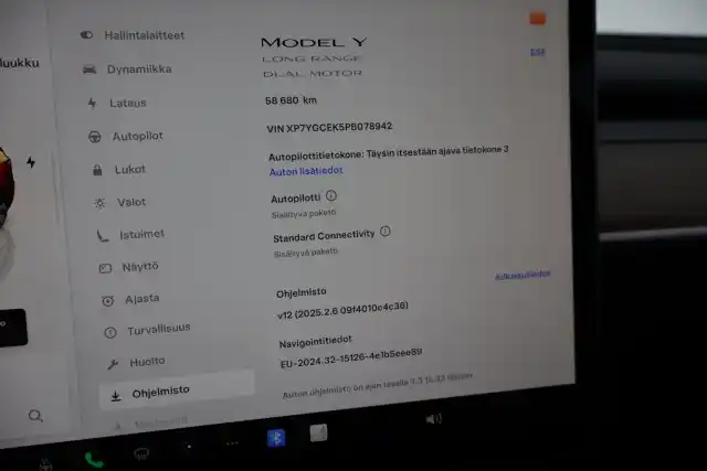 Valkoinen Maastoauto, Tesla Model Y – ZOS-724