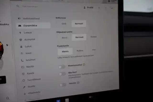 Valkoinen Maastoauto, Tesla Model Y – ZOS-724