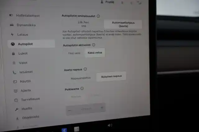 Valkoinen Maastoauto, Tesla Model Y – ZOS-724