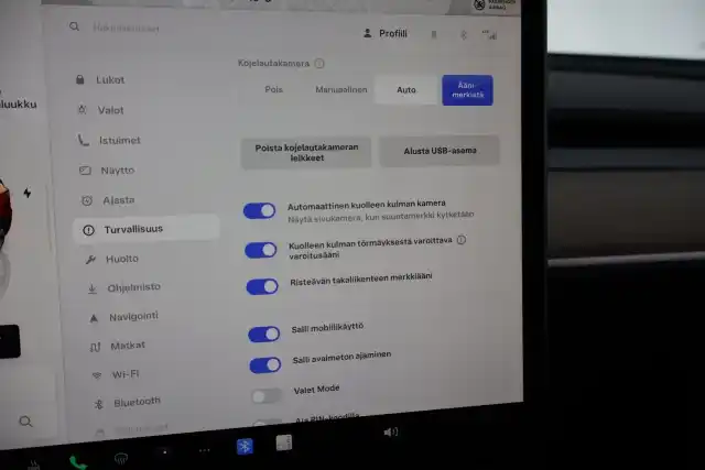 Valkoinen Maastoauto, Tesla Model Y – ZOS-724