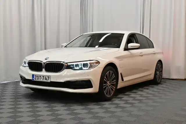 Valkoinen Sedan, BMW 530 – ZOT-747