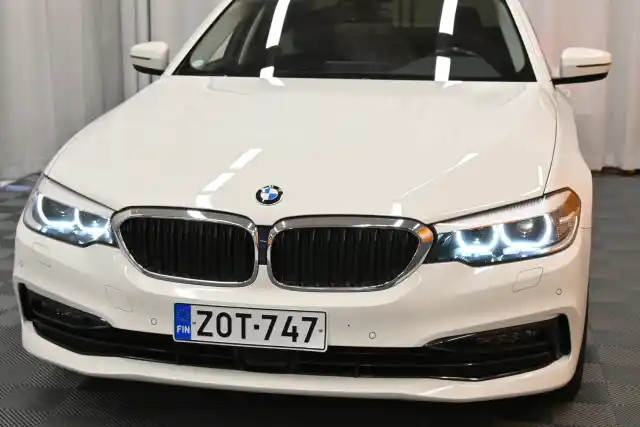 Valkoinen Sedan, BMW 530 – ZOT-747