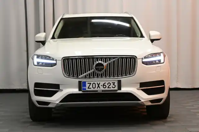 Valkoinen Maastoauto, Volvo XC90 – ZOX-623