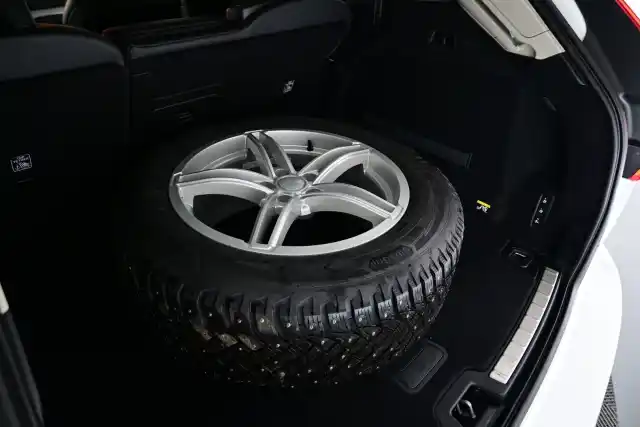 Valkoinen Maastoauto, Volvo XC60 – ZOX-664