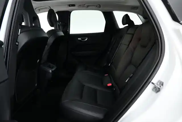 Valkoinen Maastoauto, Volvo XC60 – ZOX-664
