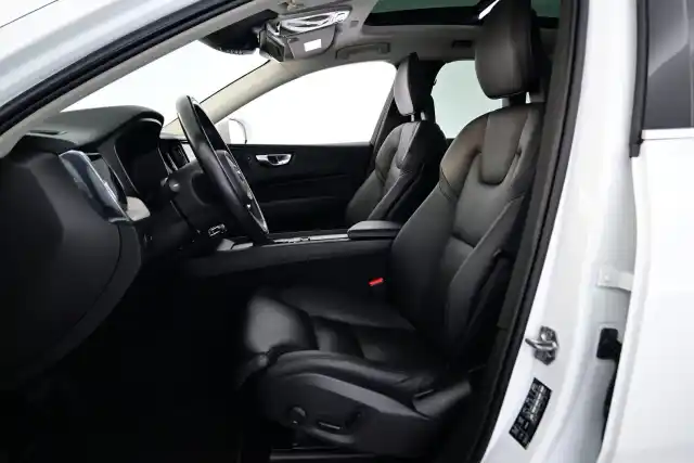 Valkoinen Maastoauto, Volvo XC60 – ZOX-664
