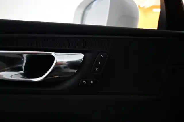 Valkoinen Maastoauto, Volvo XC60 – ZOX-664