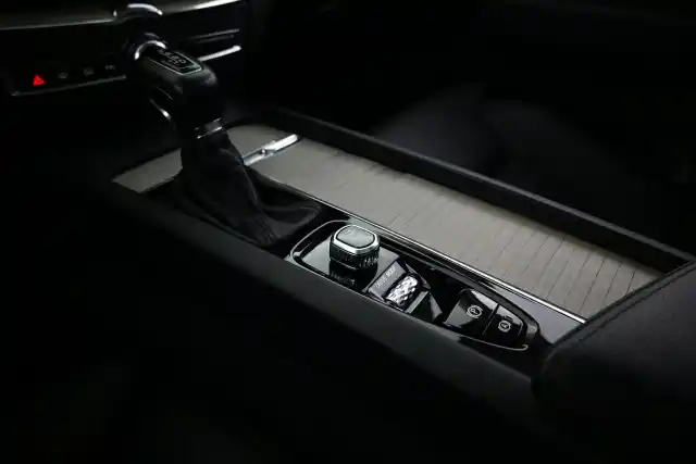 Valkoinen Maastoauto, Volvo XC60 – ZOX-664