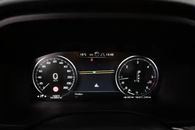 Valkoinen Maastoauto, Volvo XC60 – ZOX-664