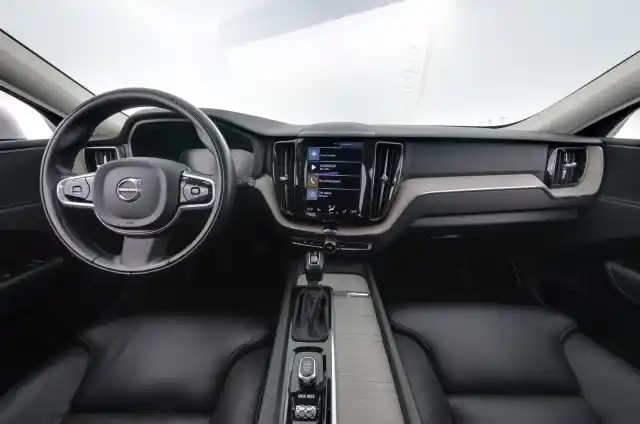 Valkoinen Maastoauto, Volvo XC60 – ZOX-664