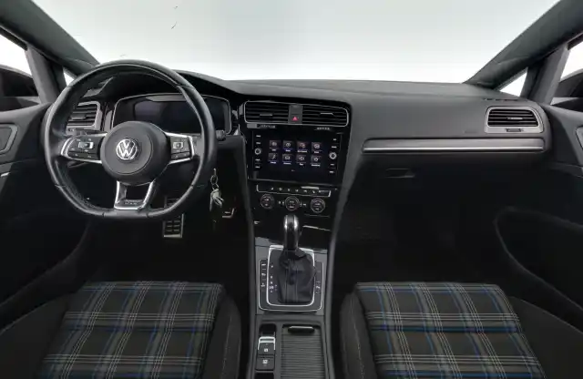 Musta Viistoperä, Volkswagen Golf – ZOX-743