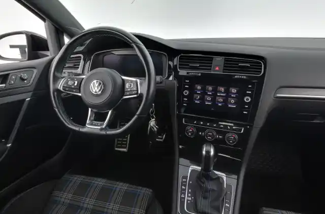 Musta Viistoperä, Volkswagen Golf – ZOX-743