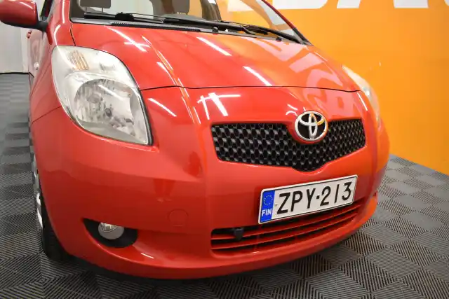 Punainen Viistoperä, Toyota Yaris – ZPY-213