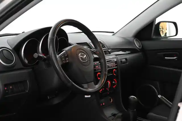 Beige Viistoperä, Mazda 3 – ZRY-444