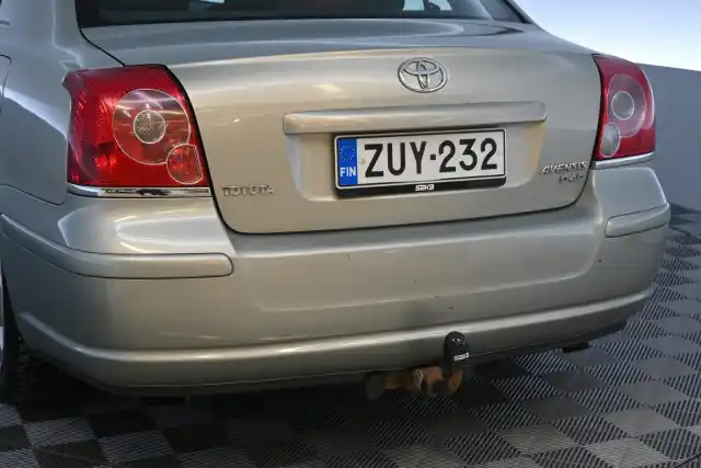 Vihreä Sedan, Toyota Avensis – ZUY-232