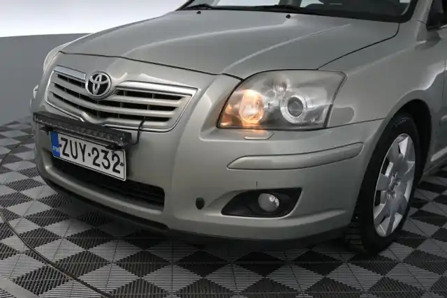 Vihreä Sedan, Toyota Avensis – ZUY-232