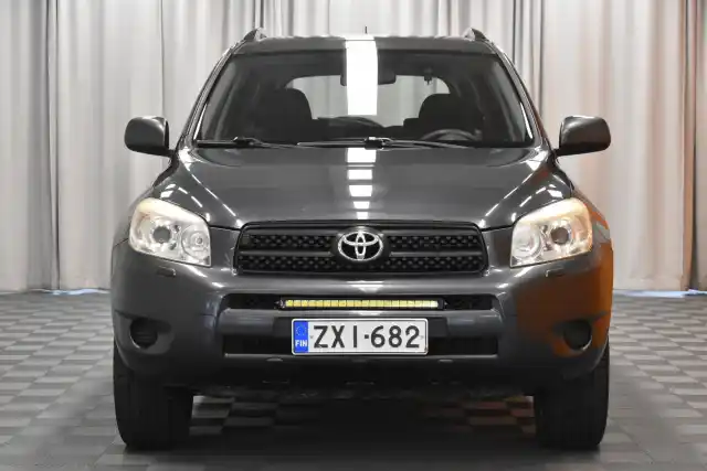 Harmaa Maastoauto, Toyota RAV4 – ZXI-682