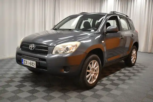 Harmaa Maastoauto, Toyota RAV4 – ZXI-682