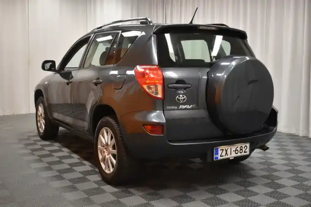 Harmaa Maastoauto, Toyota RAV4 – ZXI-682