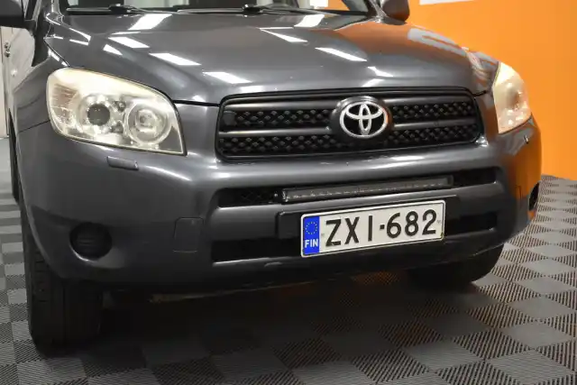 Harmaa Maastoauto, Toyota RAV4 – ZXI-682