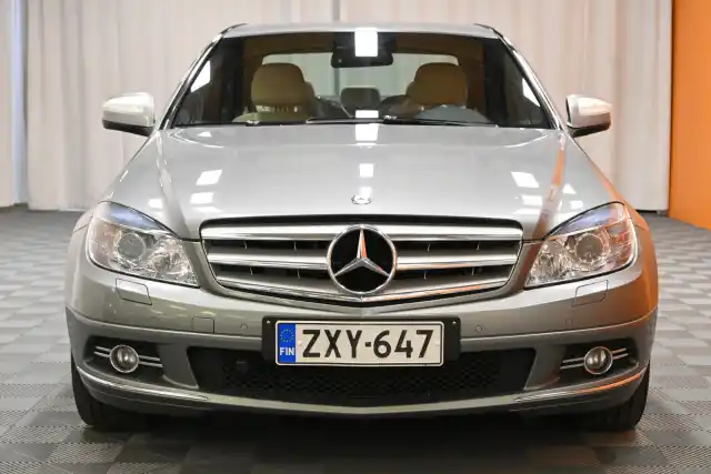 Harmaa Sedan, Mercedes-Benz C – ZXY-647