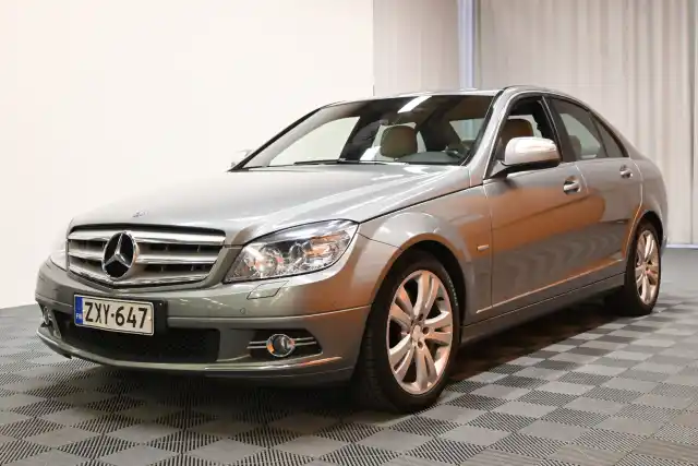 Harmaa Sedan, Mercedes-Benz C – ZXY-647