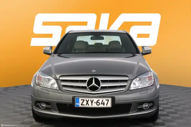 Harmaa Sedan, Mercedes-Benz C – ZXY-647