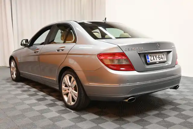 Harmaa Sedan, Mercedes-Benz C – ZXY-647