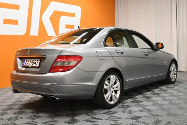 Harmaa Sedan, Mercedes-Benz C – ZXY-647