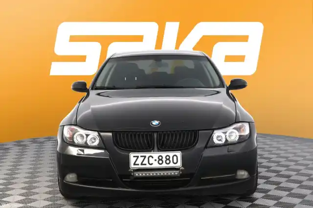 Musta Sedan, BMW 325 – ZZC-880