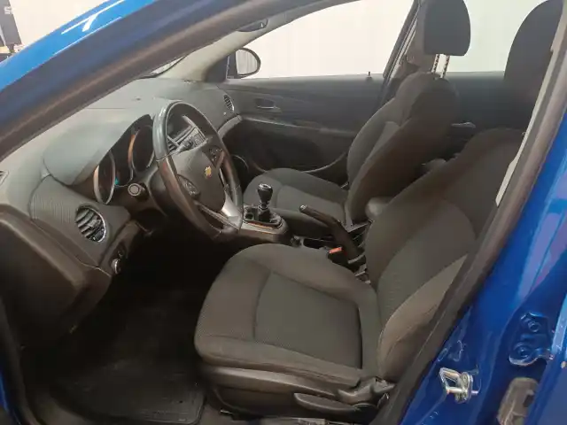 Sininen Viistoperä, Chevrolet Cruze – ZZG-497